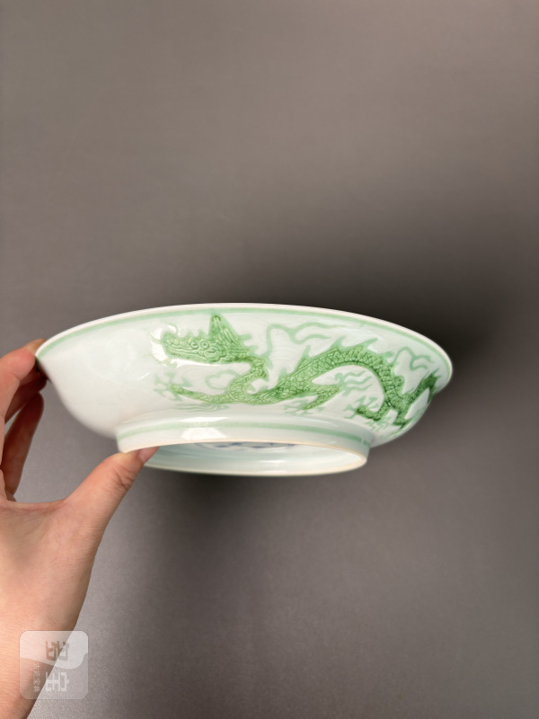 明正德 白釉暗刻海水绿龙纹盘（带老盒） - 图8